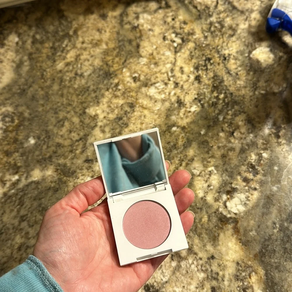 Clinique “iced lotus” blush - Picture 3 of 5